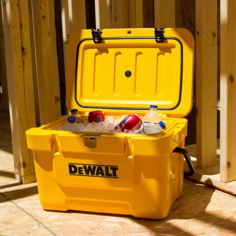 25 QUART COOLER DEWALT Coolers